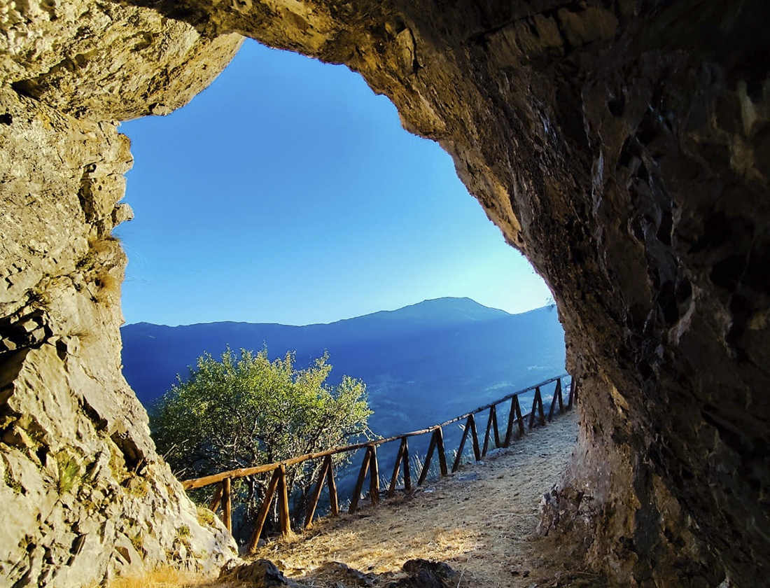 Sentiero e grotta di Sant'Anna ©Oltretimpe Outdoor Experience